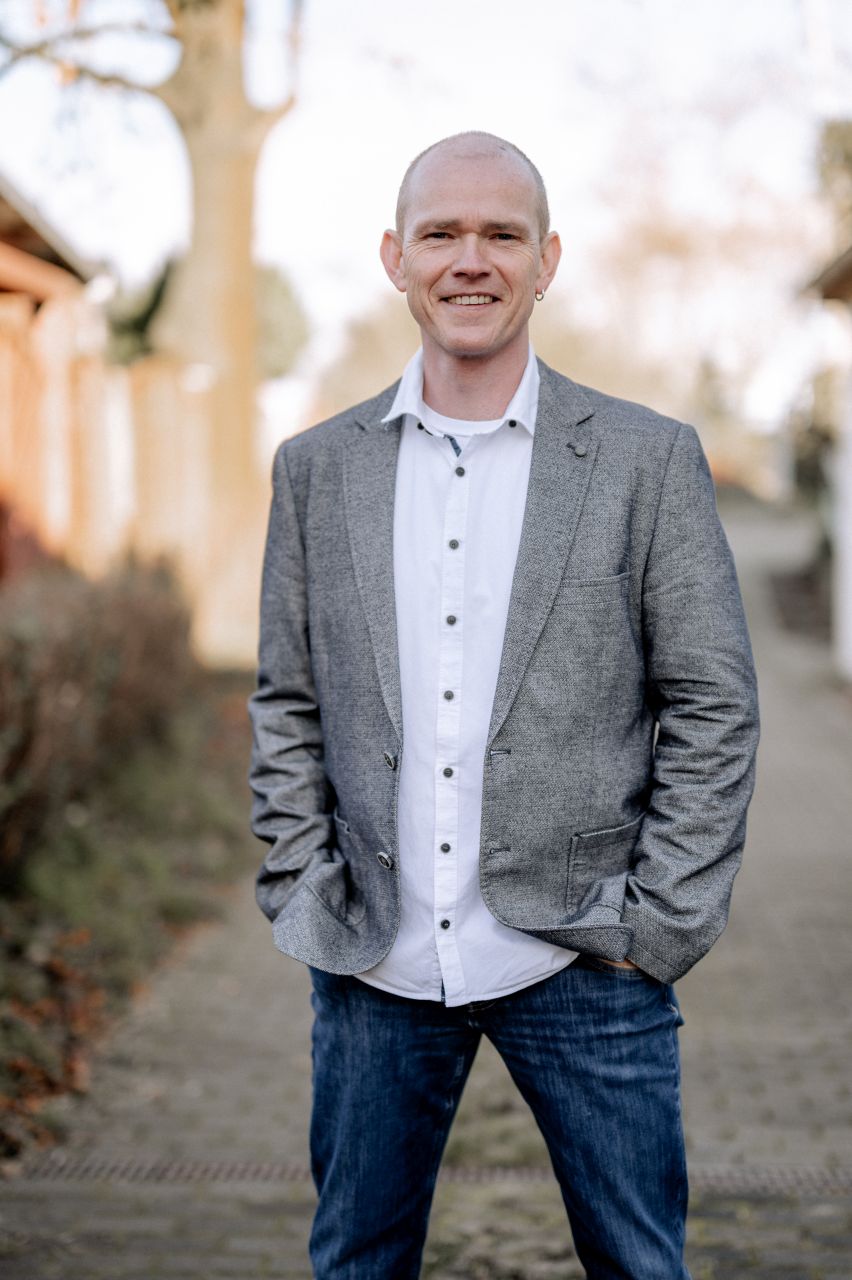 Herr O. in grauem Anzug Herr O. in grauem Anzug